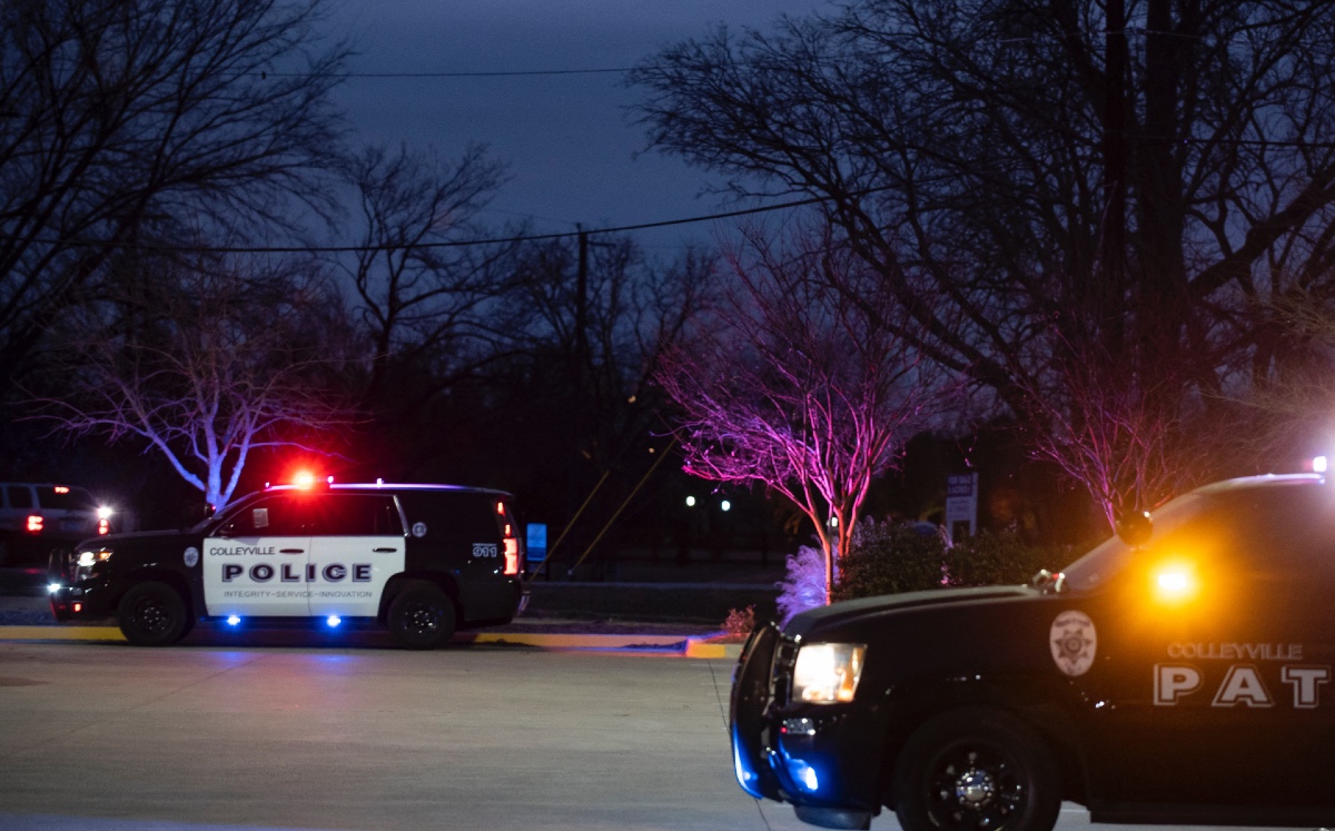 Policías afuera de la sinagoga en Texas. (AFP)