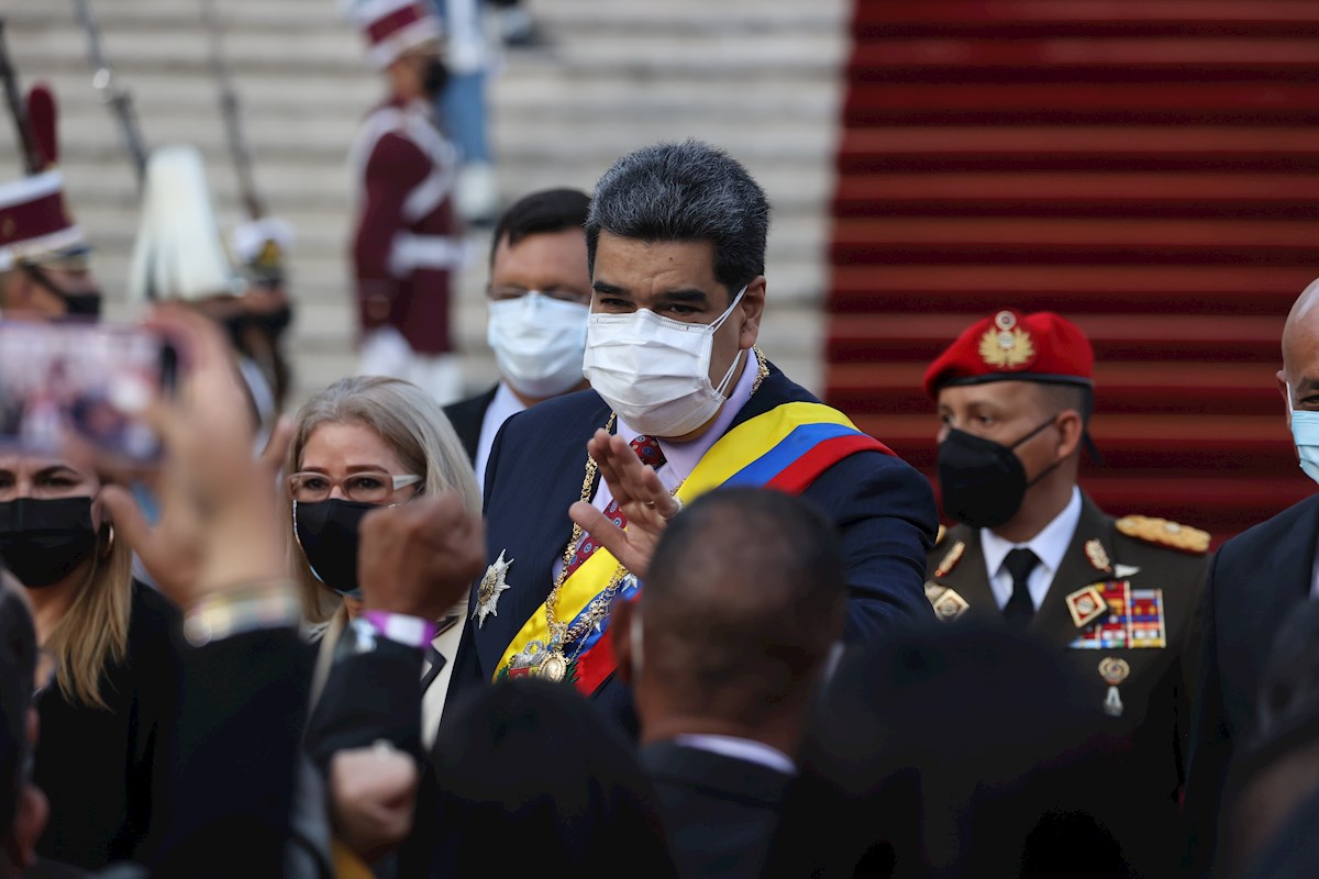El presidente de Venezuela, Nicolás Maduro llega con la primera dama, Cilia Flores, para el discurso anual en los jardines del Palacio Federal Legisla