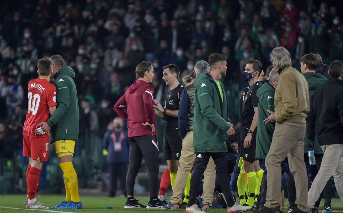 Suspenden el Betis vs Sevilla de la Copa del Rey por un golpe con un palo a Joan Jordán (Reuters)