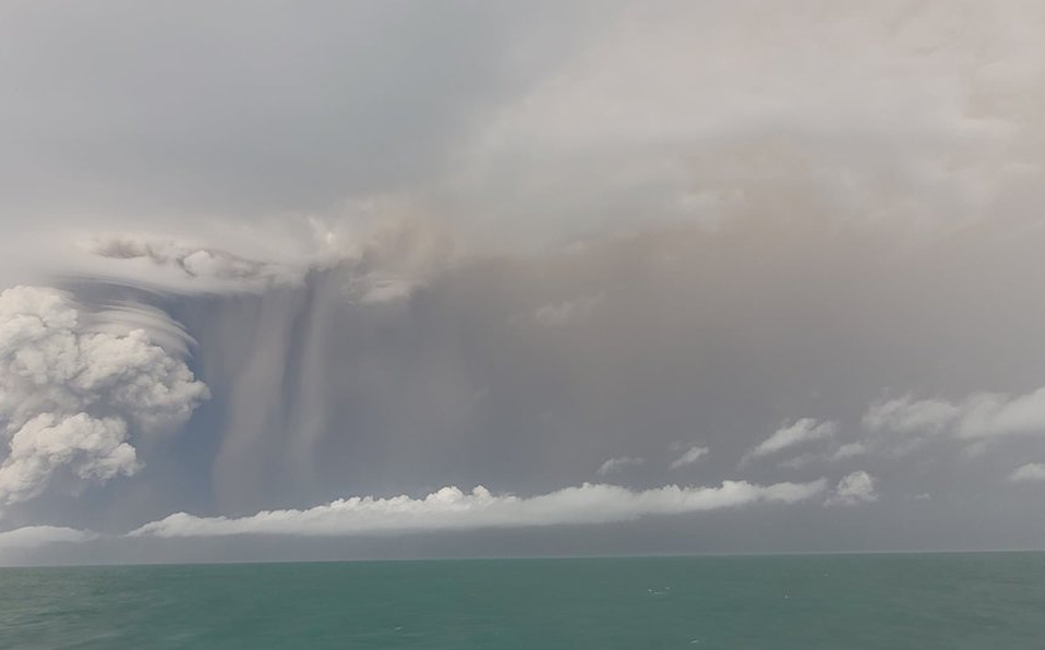 Tsunami golpea costa oeste de EU y Canadá tras erupción