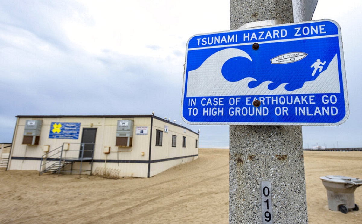 Advertencia de peligro de tsunami en Newport Beach, California, el sábado 15 de enero de 2022. | AP