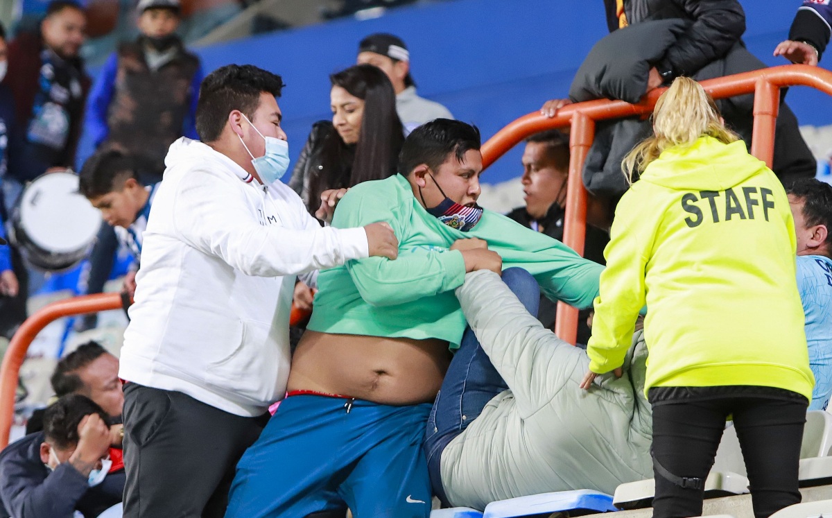 Aficionados se pelean tras finalizar el partido Pachuca vs Chivas (Mexsport)