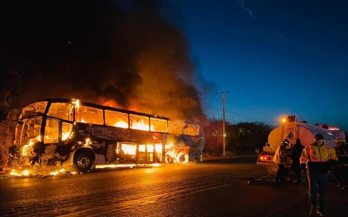 Autobús turístico se quema sobre la carretera Tampico-Victoria