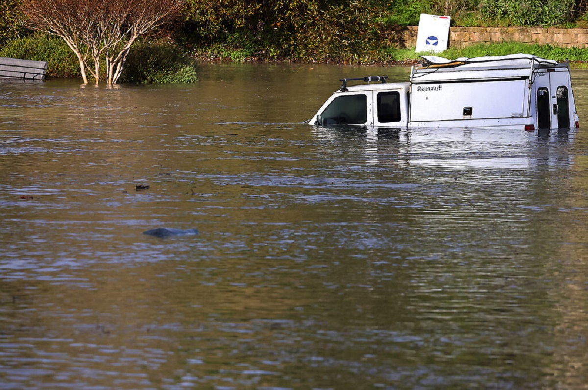Una camioneta quedó parcialmente sumergida en Santa Cruz, California, el sábado 15 de enero de 2022. | AP