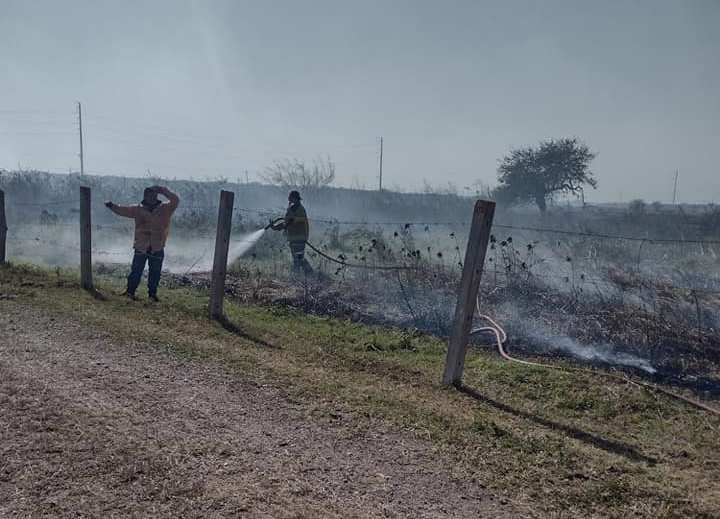 Desconocidos tiran colillas de cigarro y provoca incendios de pastizales en Pueblo Viejo
