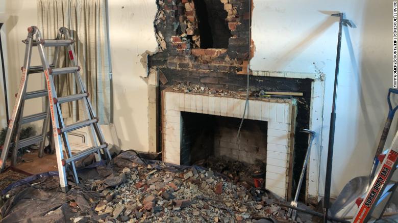 Un hombre quedó adentro de una chimenea al entrar a una casa | Especial