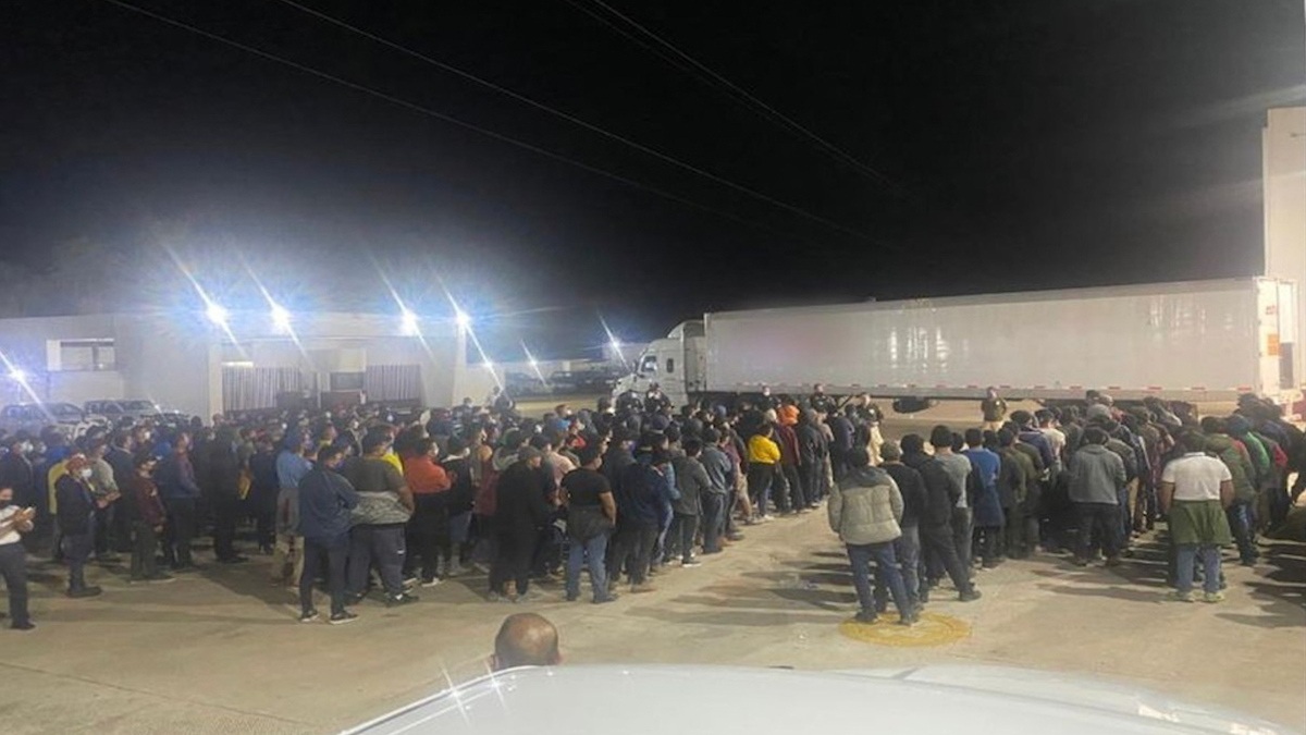 INM rescata a 359 migrantes que viajaban en un tráiler en Veracruz