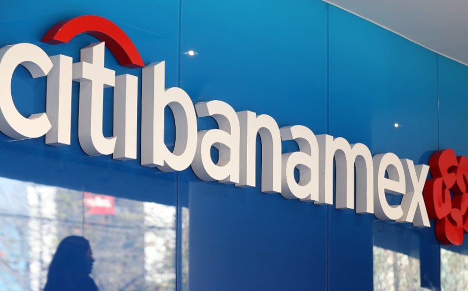 Javier Garza Calderón confirma interés en comprar Banamex