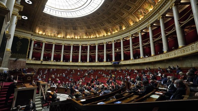 El parlamento aprobó la ley con la que se restringe la entrada a no vacunados a ciertos lugares en Francia. (AP)