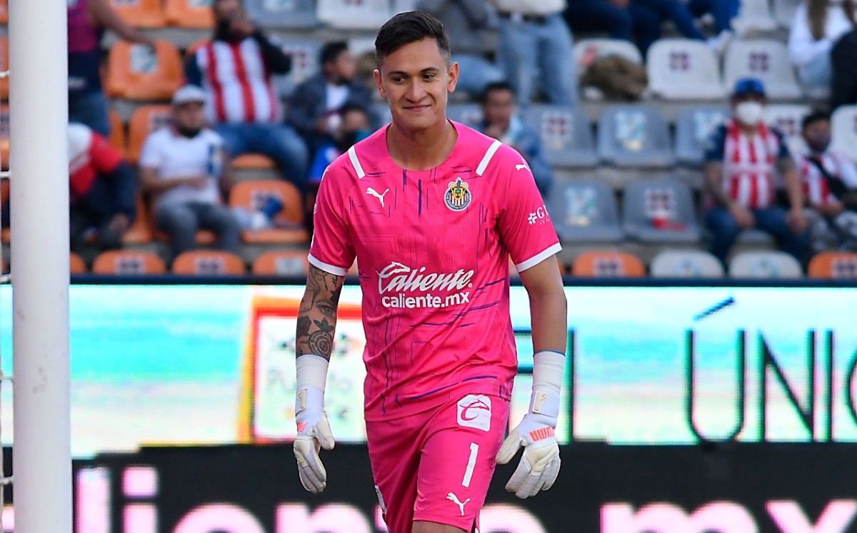 El terrible autogol de Chivas que deja a Raúl Gudiño como villano (Imago7)