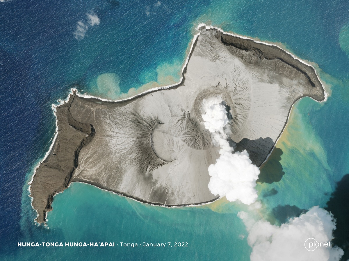 El volcán de Tonga entró nuevamente en erupción durante las primeras horas del lunes, tiempo local. (Reuters)