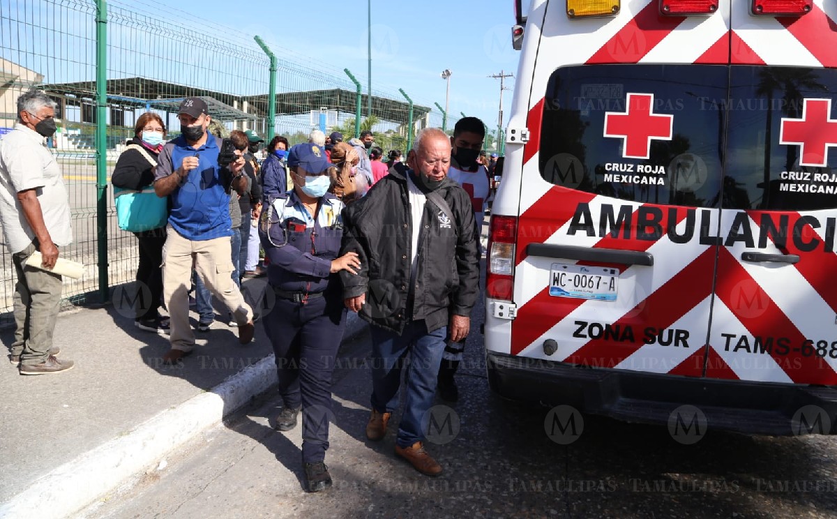 Adultos mayores se desmayan esperando refuerzo covid