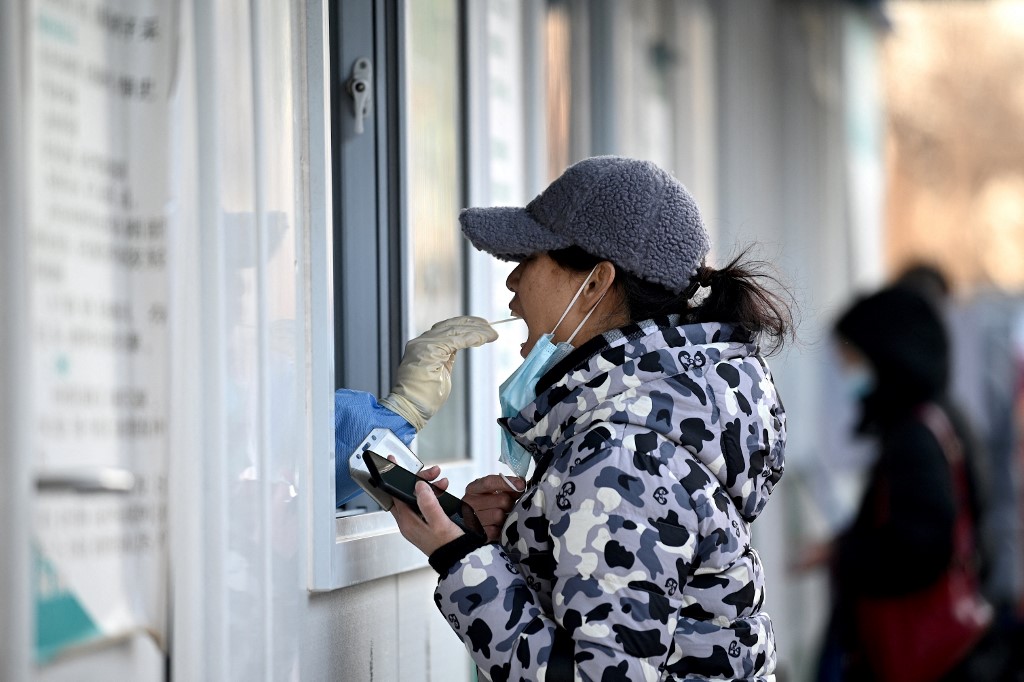 Las autoridades sanitarias en Beijing aplican pruebas de covid-19 ante eventuales casos. | Archivo, AFP