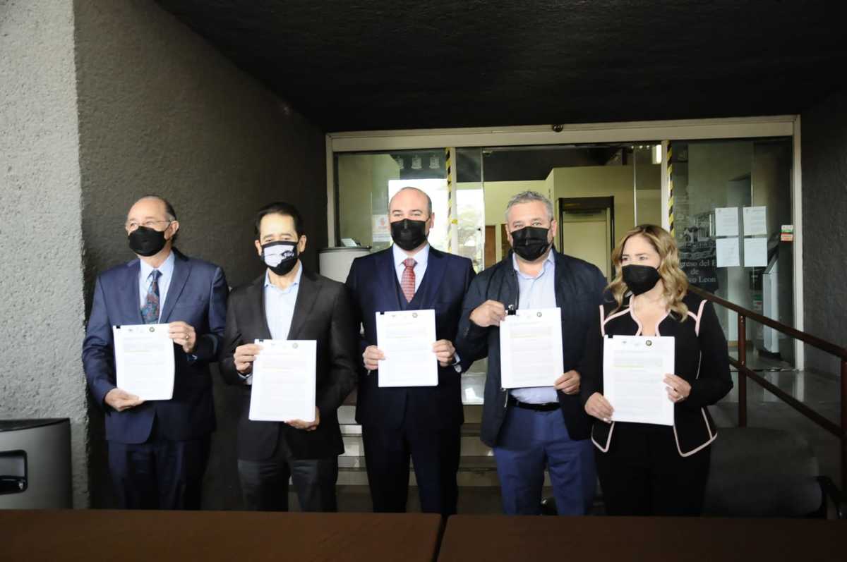 La conferencia de prensa se realizó en la explanada del Congreso. Foto: Raúl Palacios