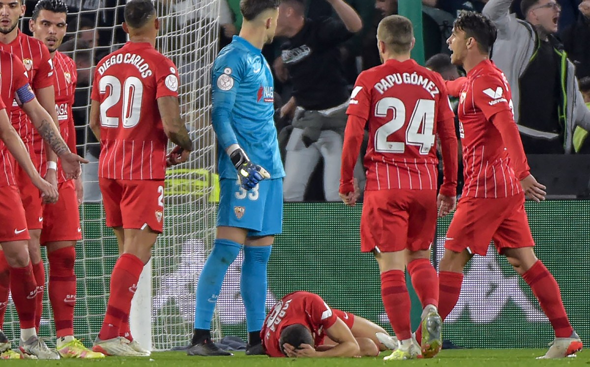 Detienen al presunto agresor de Joan Jordán en el partido Betis vs Sevilla (AFP)