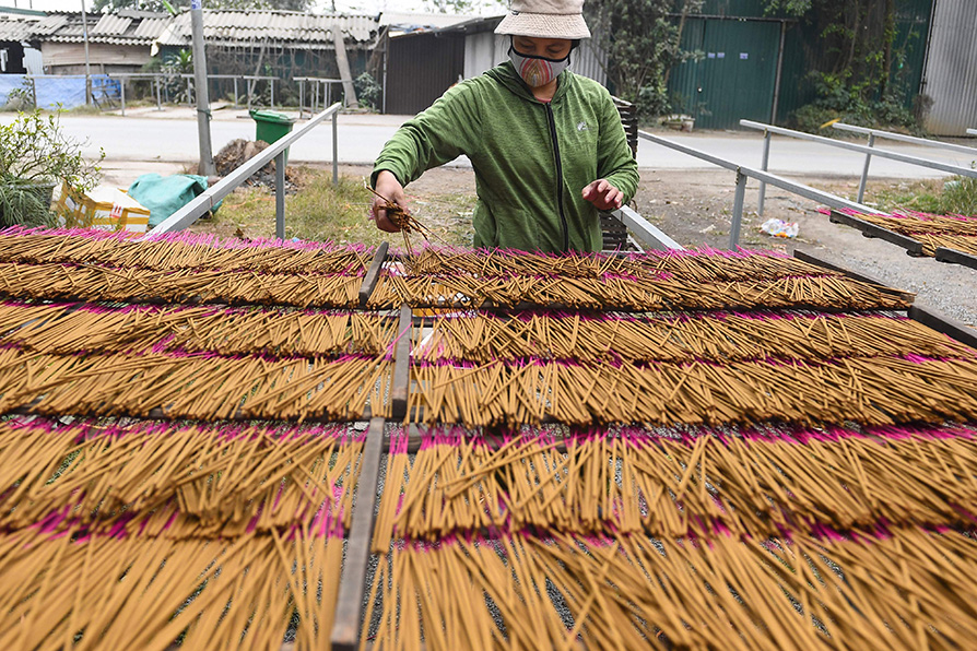 Enero es el periodo más ocupado del año para los habitantes de Quang Phu Cau, en las afueras de Hanoi. | AFP