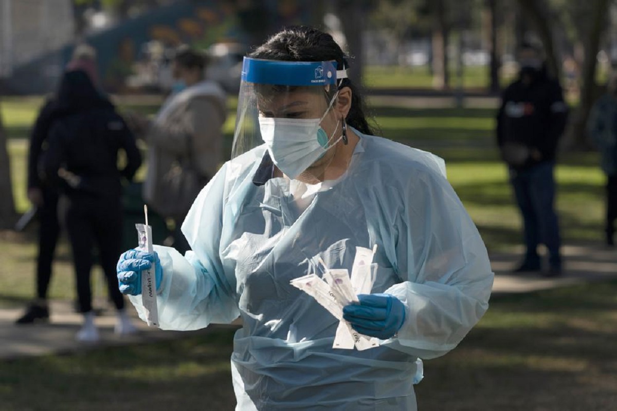 Personal de salud realizar pruebas covid en Los Ángeles. | AP