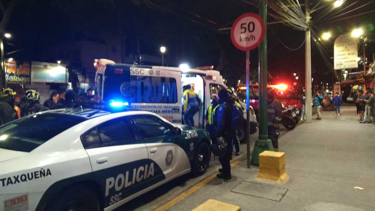 Bomberos y policías logran convencer a la persona para sujetar y salvarle la vida.