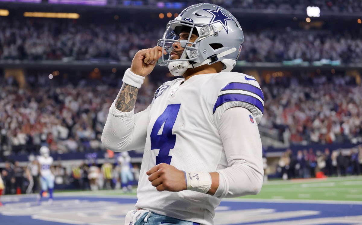 Dak Prescott se disculpa tras apoyar a fans que lanzaron basura a árbitros (AP)