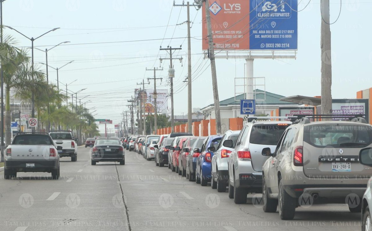 Fila de vacunación en la UAT. (Yazmín Sánchez)