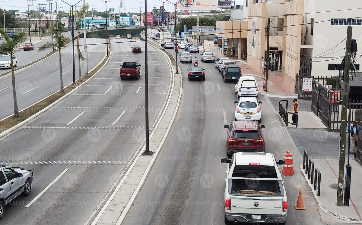 Filas de vacunación kilométricas en Tampico. (Jesús Alberto García)