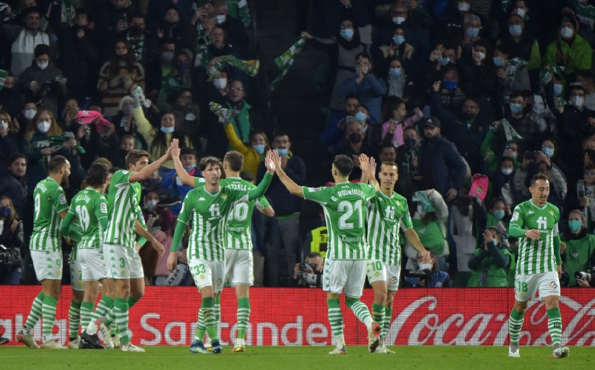 Con Guardado y Lainez, Betis golea al Alavés para afianzarse en los puestos de Champions (AFP)