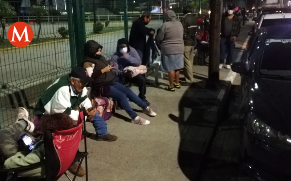 Más de 12 horas en la fila para recibir el refuerzo anticovid en Tampico