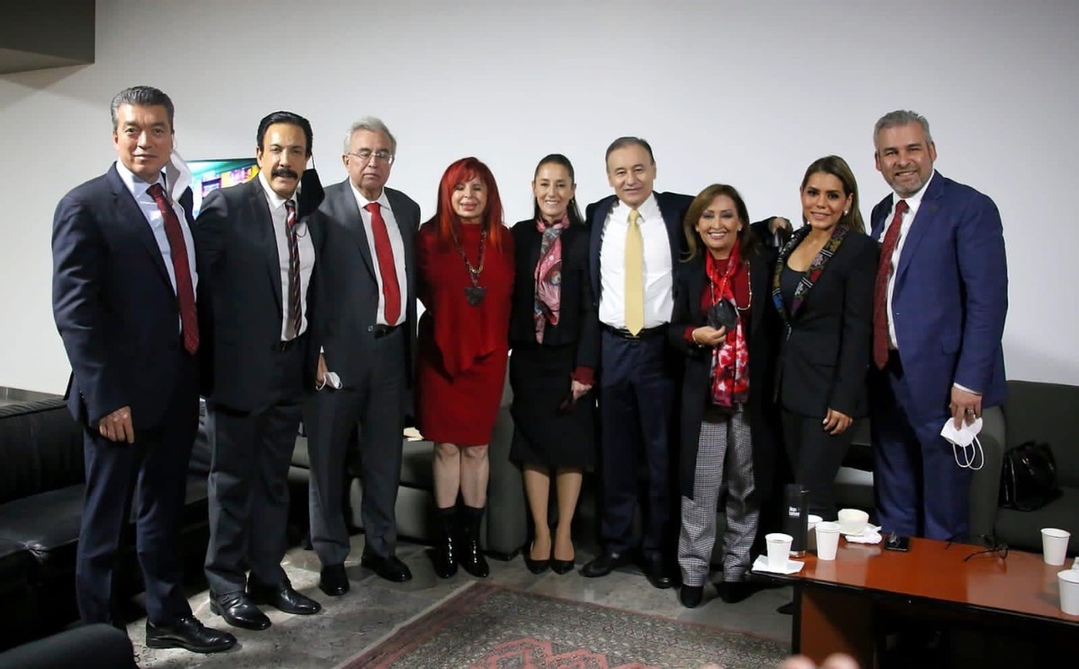 Omar Fayad Gobernador de Hidalgo con mandatarios de Morena  en San Lázaro. (Especial)