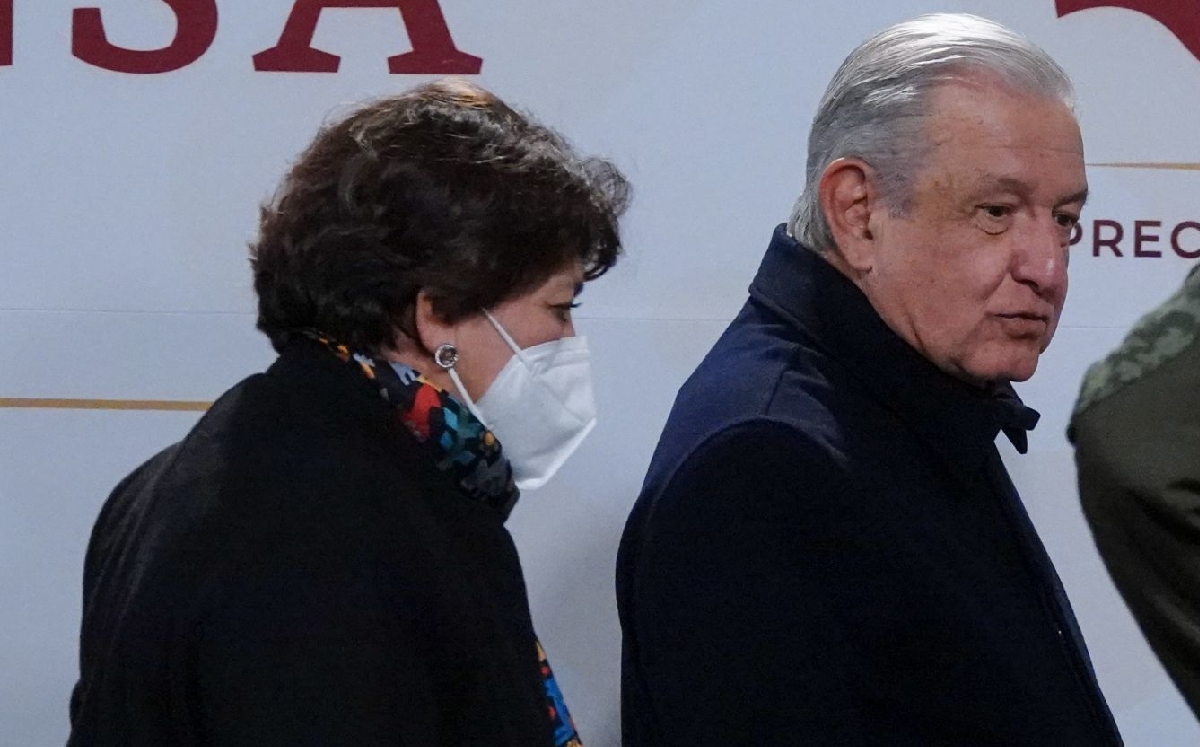 El Presidente llegando a la conferencia de hoy junto a la secretaria de Educación. | Cuartoscuro