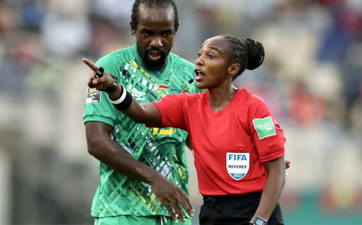 Salima Mukansanga, primera mujer en arbitrar la Copa de África (EFE)