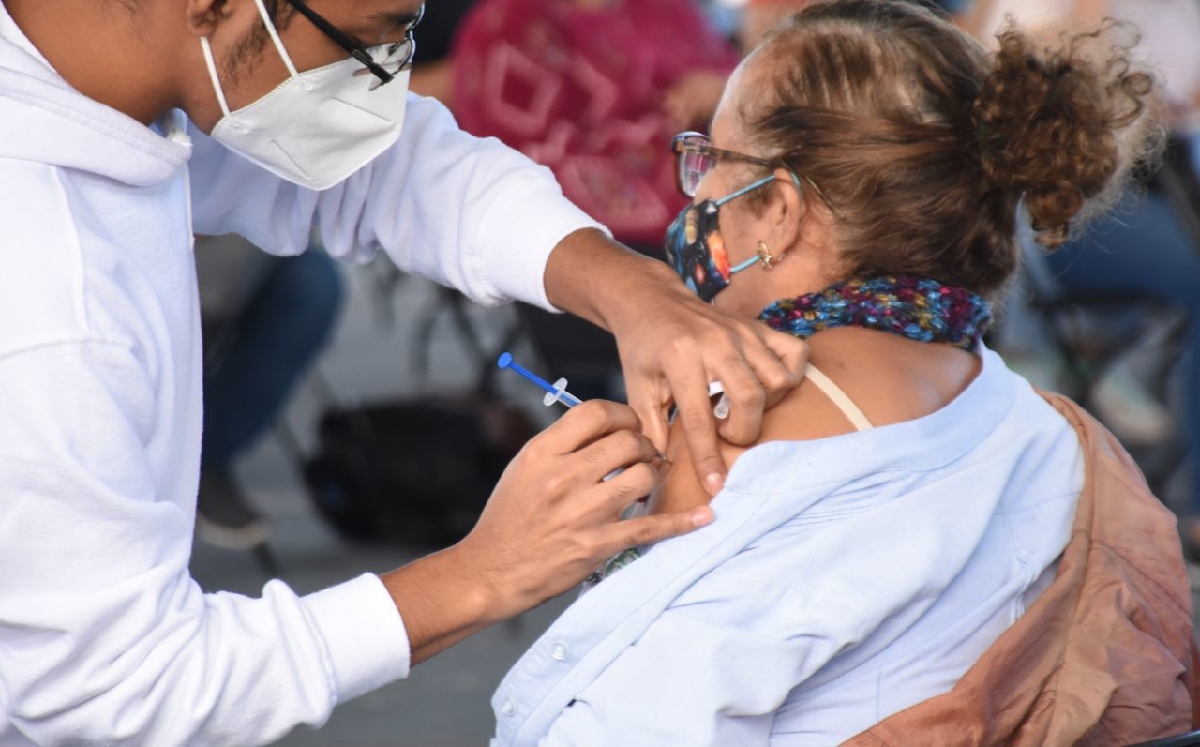 La vacunación de refuerzo inició en adultos mayores y personal médico, para seguir con maestros. | Cuartoscuro