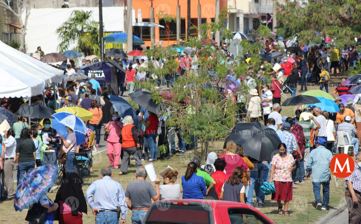 Abarrotan módulo de vacunación en Tampico. (Sergio Sánchez)