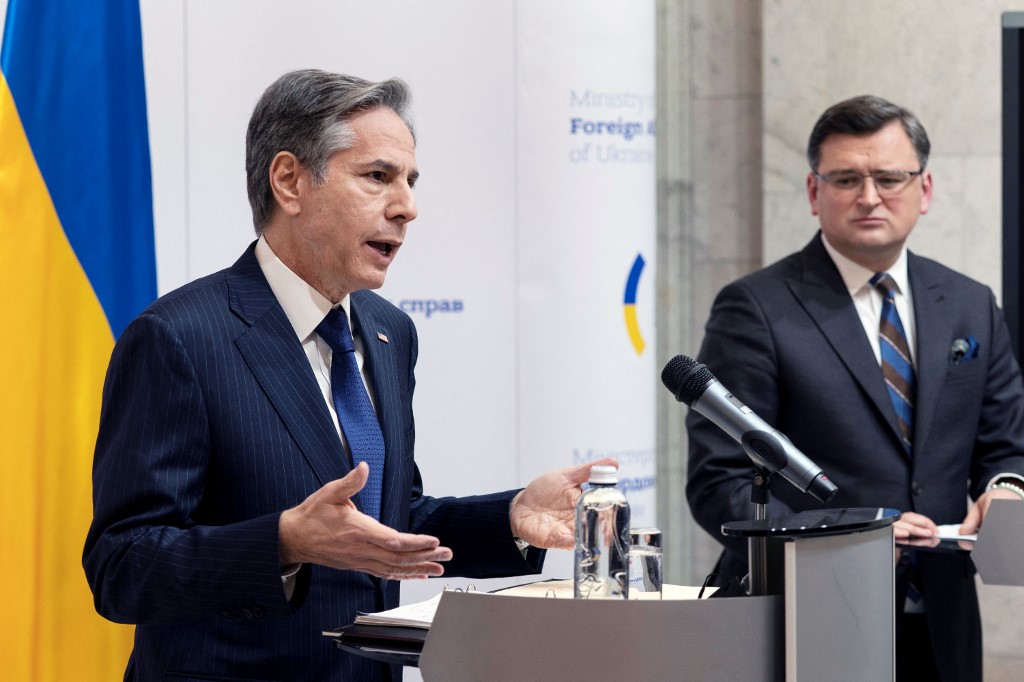 Antony Blinken y Dmitri Kuleba ante la prensa en Kiev, Ucrania. | AFP