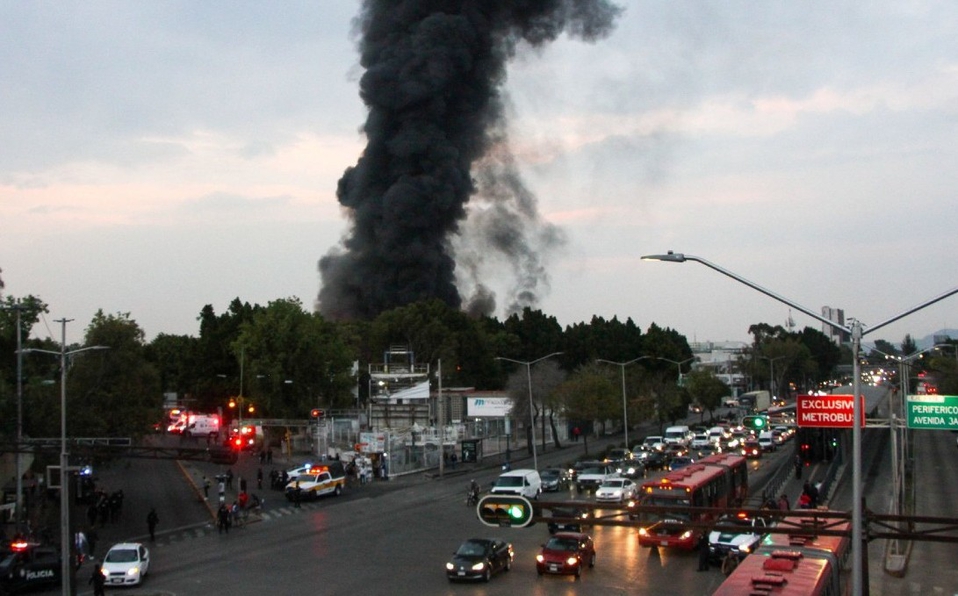 Batres pide cerrar puertas y ventanas con trapos húmedos