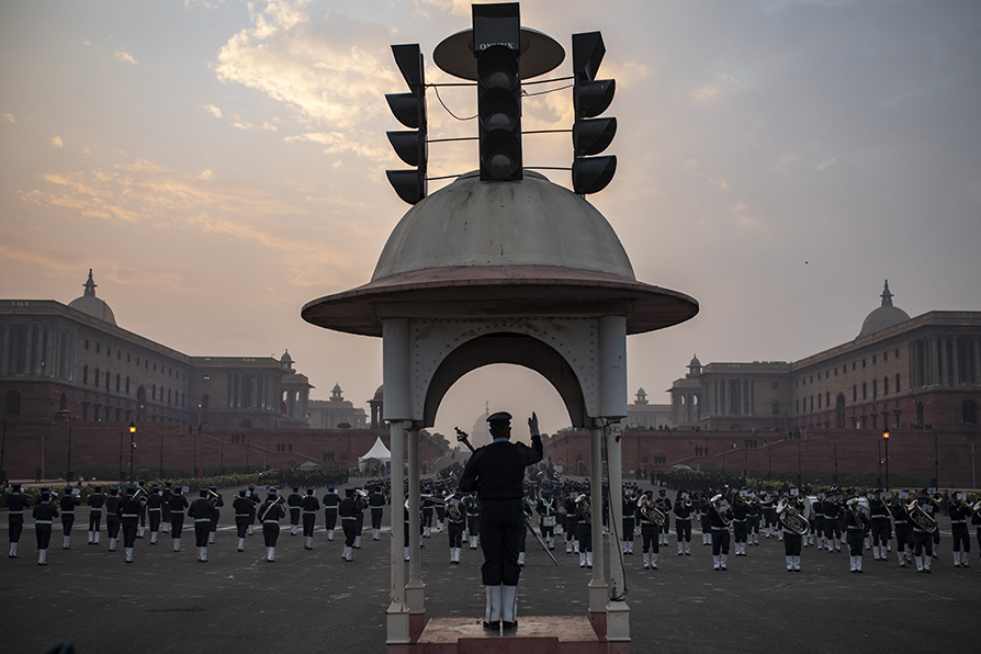 El ‘Beating Retreat’ es una tradición militar, que comenzó en la Inglaterra del siglo XVII. | AP