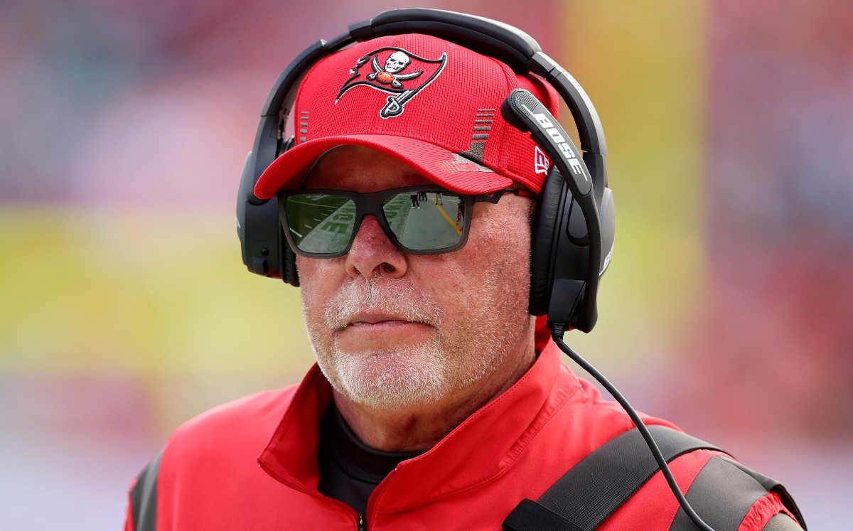 Bruce Arians es multado por la NFL por golpear a un jugador (AFP)