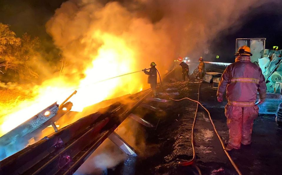 Choque de tráileres en carretera a Laredo deja un muerto. Foto: Especial.