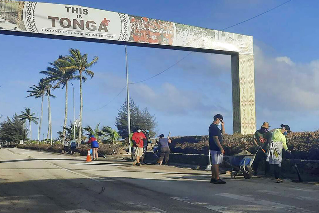 La erupción del volcán Hunga-Tonga ha dejado incomunicada a la isla desde el sábado. (AP)