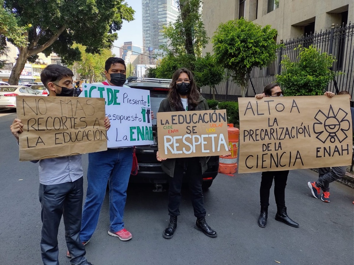 Estudiantes del CIDE y ENAH protestan en Segob. (César Velázquez)