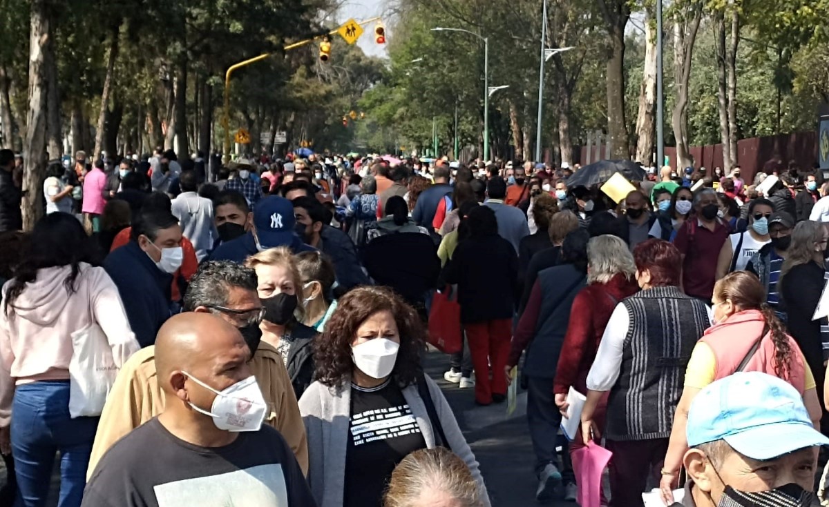 En la GAM, hay largas filas en vacunación de refuerzo contra covid-19. | Enrique Luna