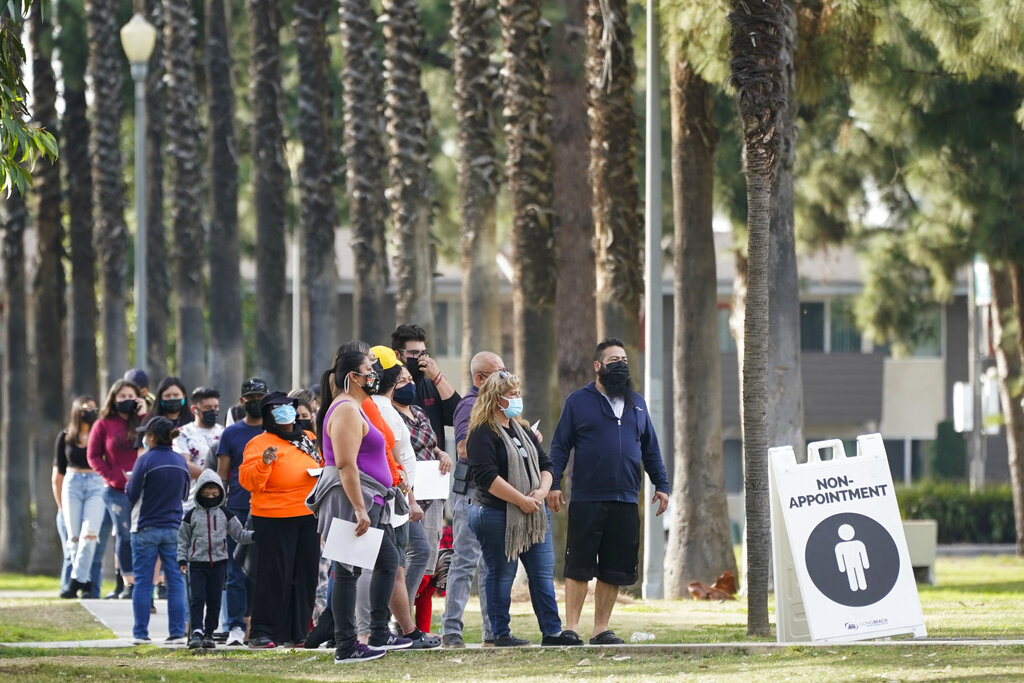 El gobierno de Estados Unidos dará más de 400 millones de mascarillas gratuitas. (AP)