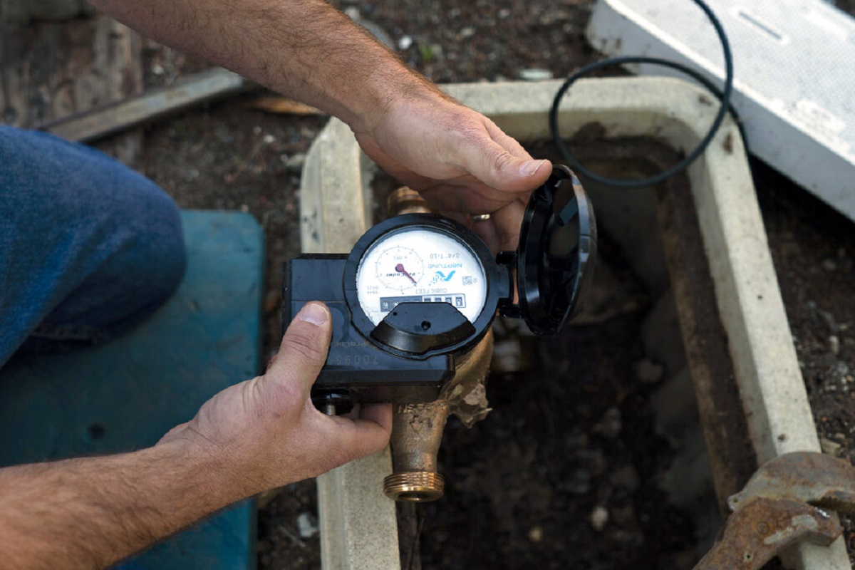 Instalación de un medidor de agua en una vivienda de Agoura Hills, California. | AP