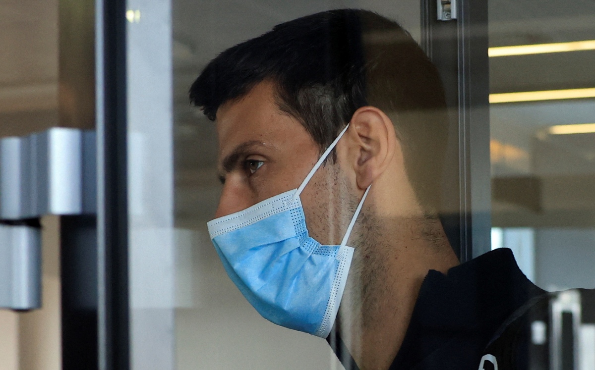 Novak Djokovic es criticado tras ser captado sin cubrebocas en un avión (Reuters)