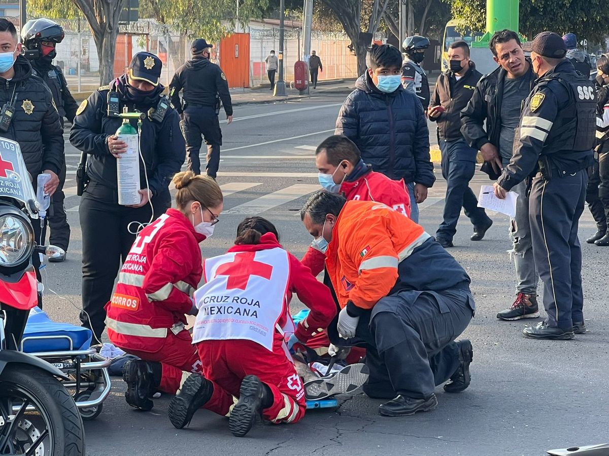 Dos personas  heridas tras impactar su moto contra un auto participar en la GAM
