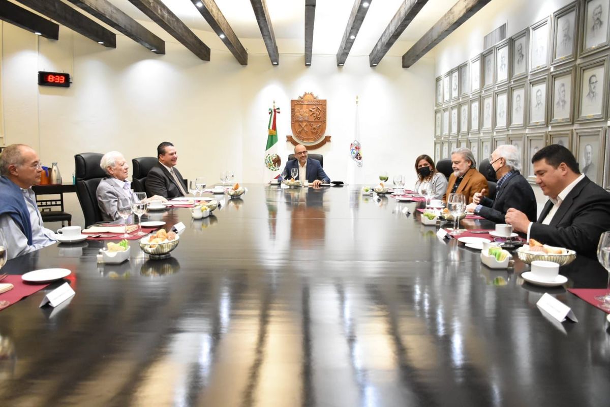 Reunión de Miguel Treviño con ex alcaldes de San Pedro. Foto: Especial.