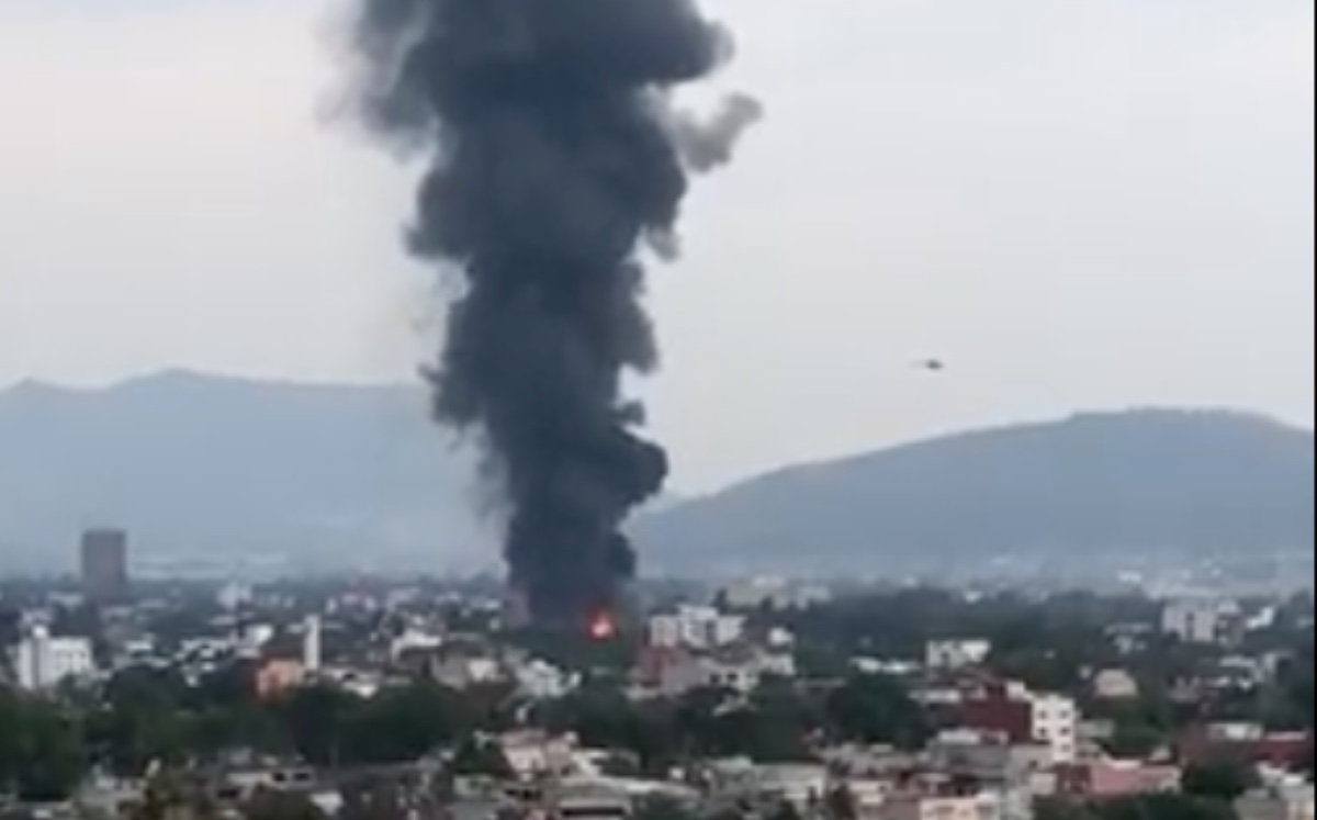 Usuarios captaron cómo se veía el incendio en Azcapotzalco desde distintos puntos de la ciudad. (Captura)
