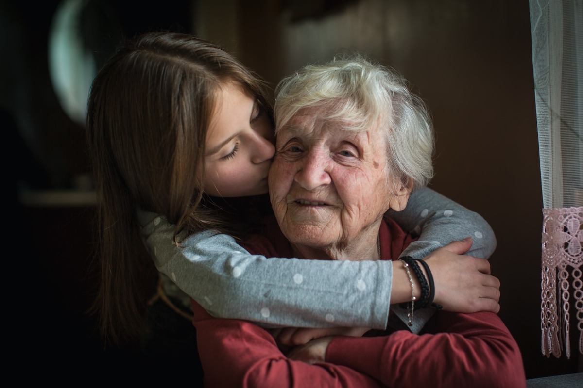 Los abrazos ayudan cuando sentimos dolor o nos sentimos tristes | Shutterstock