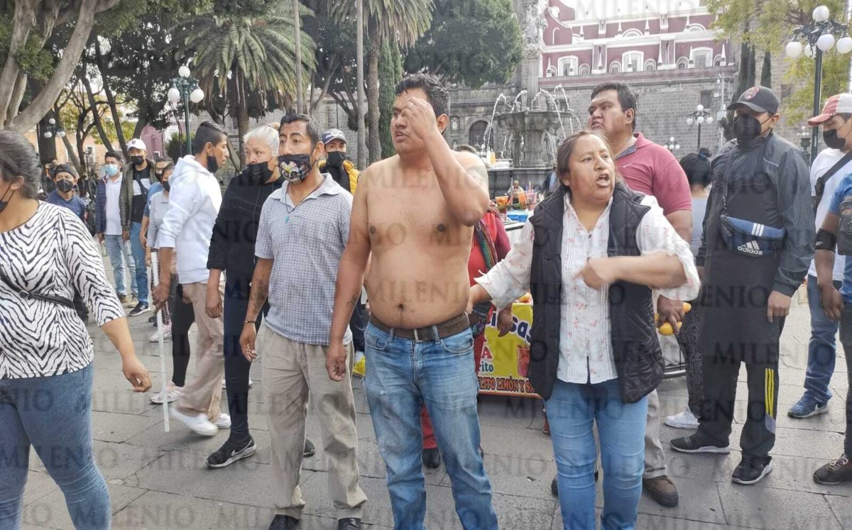Ambulantes y elementos de Seguridad Ciudadana se enfrentan en Puebla | Angie Tenahua