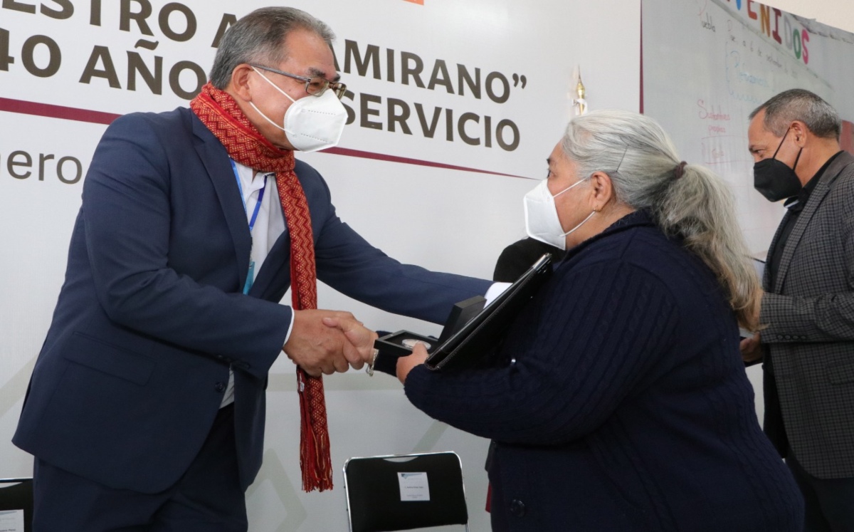 Cumplen 268 docentes poblanos 40 años de servicio en medio de la pandemia | Jaime Zambrano