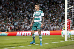 El delantero alcanzó los primeros lugares de goleo en el torneo pasado.